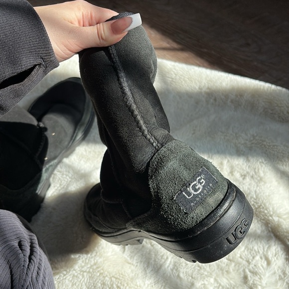 UGG Classic Short Boots – Size 8 | Shearling Lined | Cozy Winter Staple | - Picture 10 of 10
